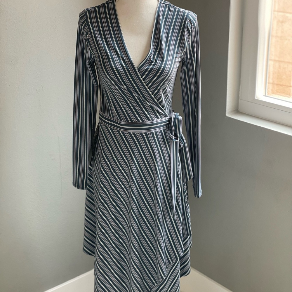 BCBGMaxAzria Gray and White Long Sleeve Wrap Dress